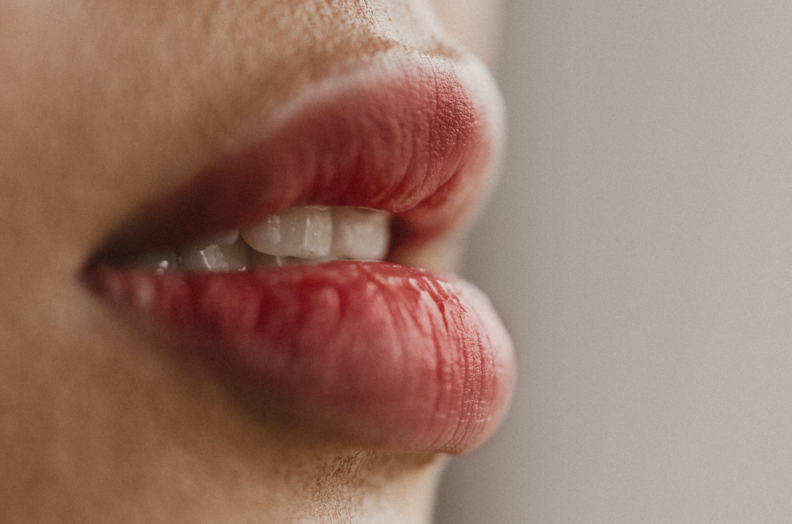 【護唇壞習慣】舔嘴唇撕死皮是大忌！ 教你平價護唇大法