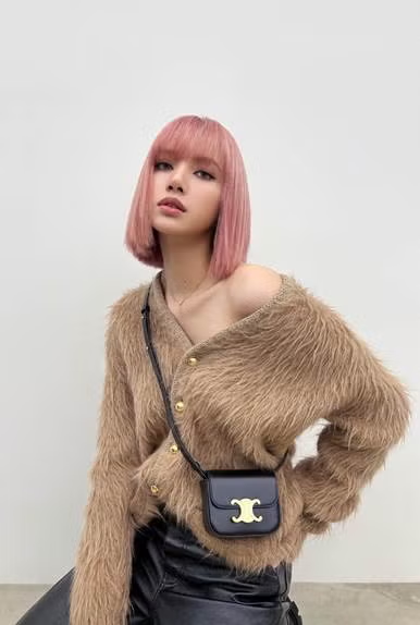 把肩帶調短營造大長腿