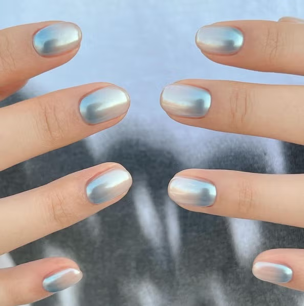 雪霧銀漸層美甲
