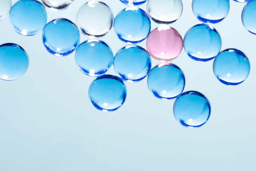 坊間不少主打透明質酸的護膚品標榜「大中小」分子，而大小尺寸直接影響滲透深度和保濕效果。最好選擇同時含有不同分子大小的產品，層層發揮全面補水功效。這次 Sorra 由大到小，巨細無遺為妳拆解。