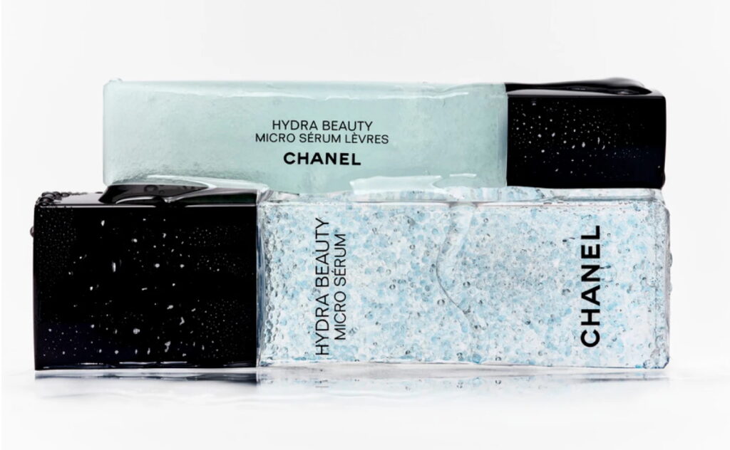 Chanel 山茶花系列長年穩佔高端護膚殿堂：紅山茶花主打抗初老，藍山茶花主攻極致保濕。面對抗初老護膚潮流，Sorra 美編將香奈兒皇牌護膚品系列逐件分析，包括精華液、精華霜、乳霜、香氛噴霧等，從功效、質地等全方位評價，助你找到至愛護膚配方！