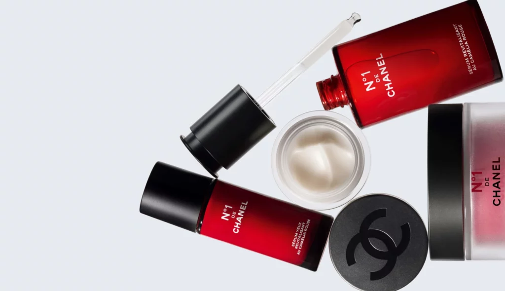 Chanel 山茶花系列長年穩佔高端護膚殿堂：紅山茶花主打抗初老，藍山茶花主攻極致保濕。面對抗初老護膚潮流，Sorra 美編將香奈兒皇牌護膚品系列逐件分析，包括精華液、精華霜、乳霜、香氛噴霧等，從功效、質地等全方位評價，助你找到至愛護膚配方！