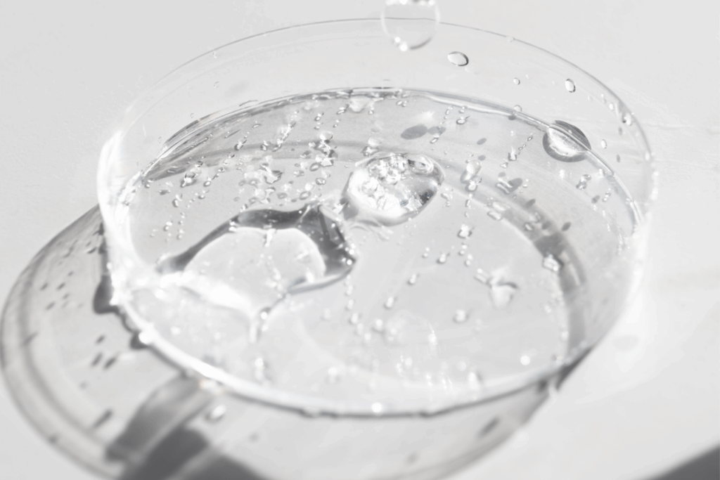 透明質酸又稱玻尿酸，是儲存於人體皮膚內的天然物質，可以吸收並鎖住比自身重 1000 倍的水份。它可以把皮膚細胞間的水分牢牢緊扣在一起，令肌膚時刻綻放水潤光澤。