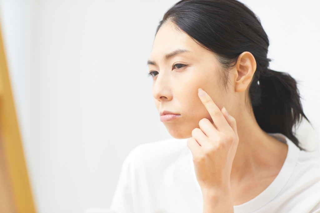 保濕、精華用到手軟，皮膚還是乾燥脫皮？最近日本 SNS 爆紅「自潤」養膚，主打讓肌底自製水分，由內而外補水。而 Estée Lauder 首次具現化「自潤」概念，推出精華水、精華和乳霜 3 款護膚品， 在日本廣受推薦兼熱賣，到底好不好用？Sorra 仔細幫你拆解成分與用法！