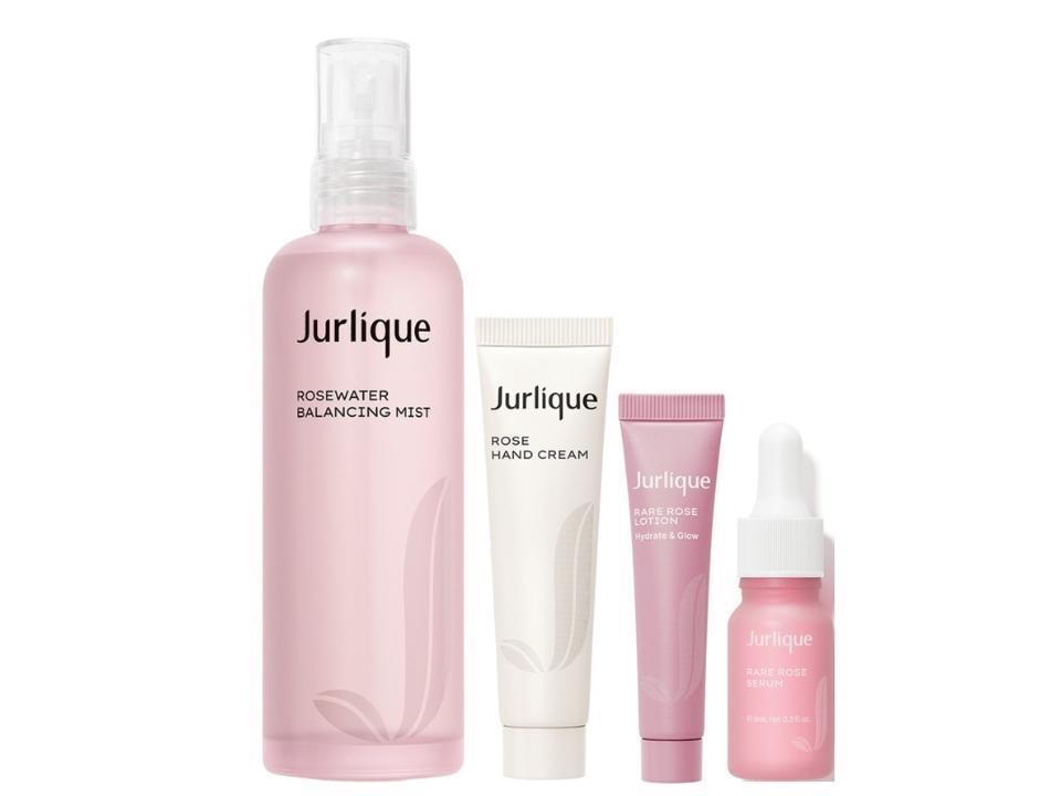 1. Jurlique 推薦優惠: 玫瑰保濕花卉水套裝
LIVE+ 會員可以優惠價 $360 入手 Jurlique 玫瑰保濕花卉水 (原價: $714)!一套包辦面部與手部護理,為肌膚注入玫瑰保濕力。
套裝包括:
Jurlique 玫瑰保濕花卉水 100ml
Jurlique 玫瑰護手霜 15ml
Jurlique 水漾玫瑰保濕精華 9ml
Jurlique 水漾玫瑰保濕乳液 10ml